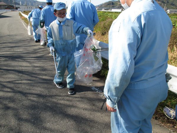 クリーン有田川運動に参加する本社従業員